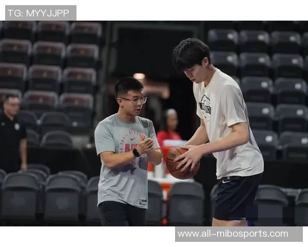 杨瀚森专注肉搏对抗亚当斯展现出色效果谁也别跳的战术策略分析